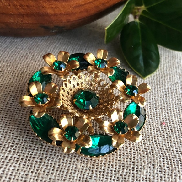 Vintage Emerald Green Rhinestone & Goldtone Brooch - Picture 6 of 10